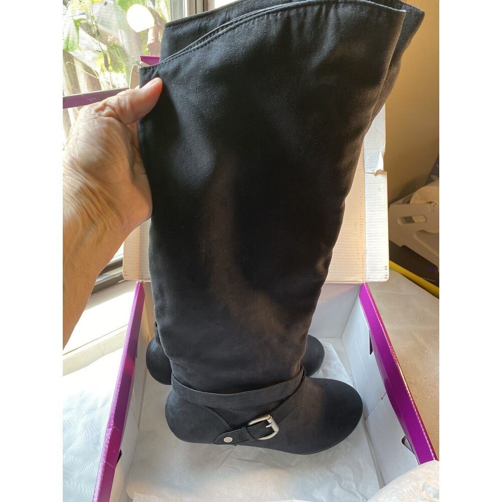 womans boots size 8 Medium Black Suede the length of them is 17 1/2 inch